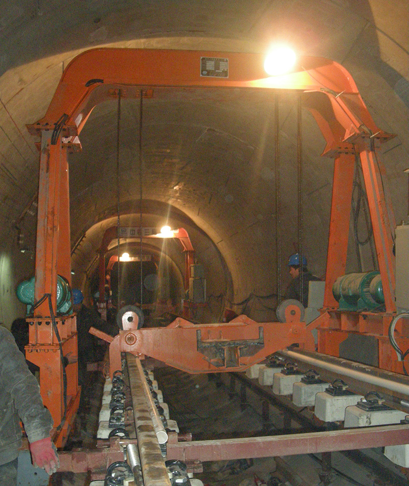 隧道内标准轨排铺轨施工