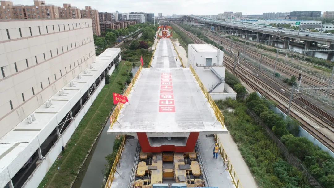 上海首条新建市域铁路“机场联络线”1标全线架梁完成